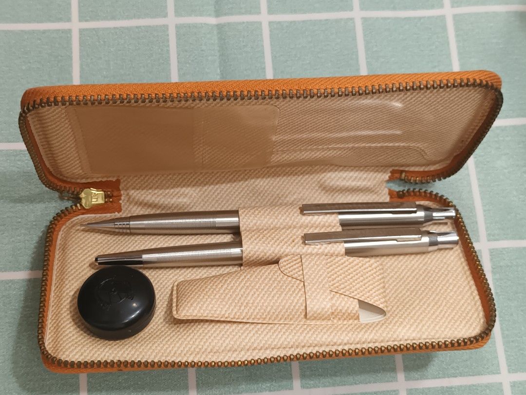 Vintage Pen Set with Case (Category: Stationery & School Supplies) located in Calamba. Submitted by m_brian (Listing ID 1422655703, Image 1). Description: - Mechanical Pencil 0.5 - Pen needs refill - As-is.