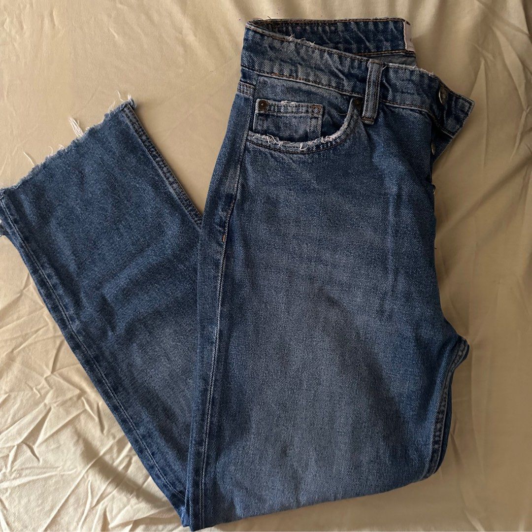 Zara Authentic Denim Jeans (Category: Jeans) located in Mandaluyong City. Submitted by sofiafd_ (Listing ID 1422580765, Image 1). Description: - Authentic Zara denim jeans - Classic blue wash - Straight leg cut - Button and zipper closure - Raw, slightly frayed hem - Size 26-27.
