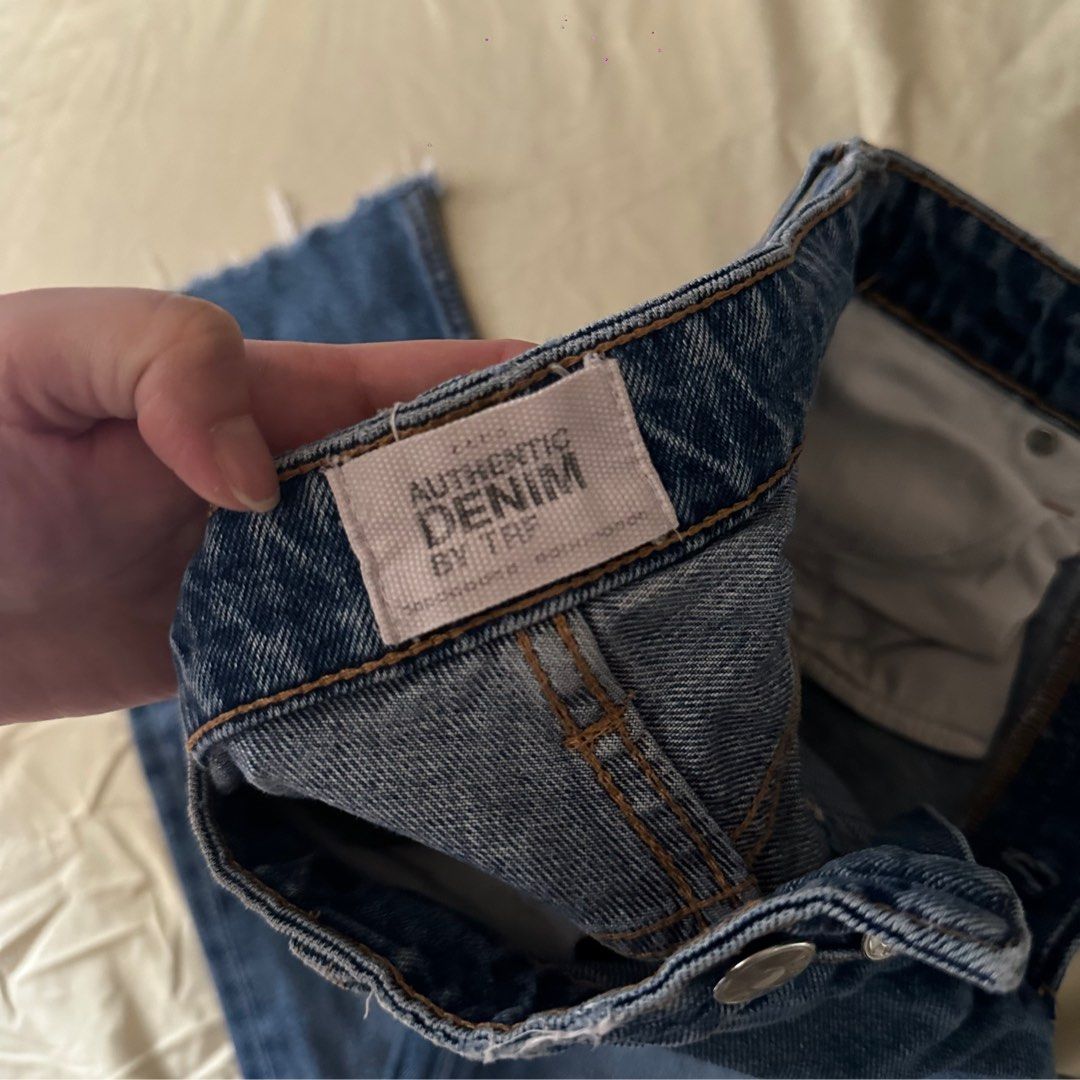 Zara Authentic Denim Jeans (Category: Jeans) located in Mandaluyong City. Submitted by sofiafd_ (Listing ID 1422580765, Image 2). Description: - Authentic Zara denim jeans - Classic blue wash - Straight leg cut - Button and zipper closure - Raw, slightly frayed hem - Size 26-27.