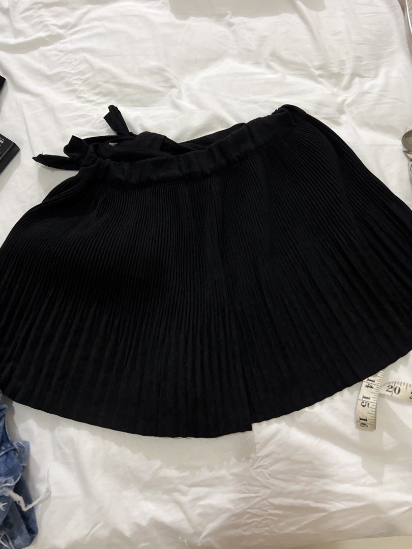 Zara Black Pleated Shorts with Tie (Category: Shorts) located in Bulacan. Submitted by __randomthings (Listing ID 1422603788, Image 3). Description: - Black pleated shorts - Wide leg design - Tie detail - Lightweight material - Elasticated waist - Approximately 15 inches in length.