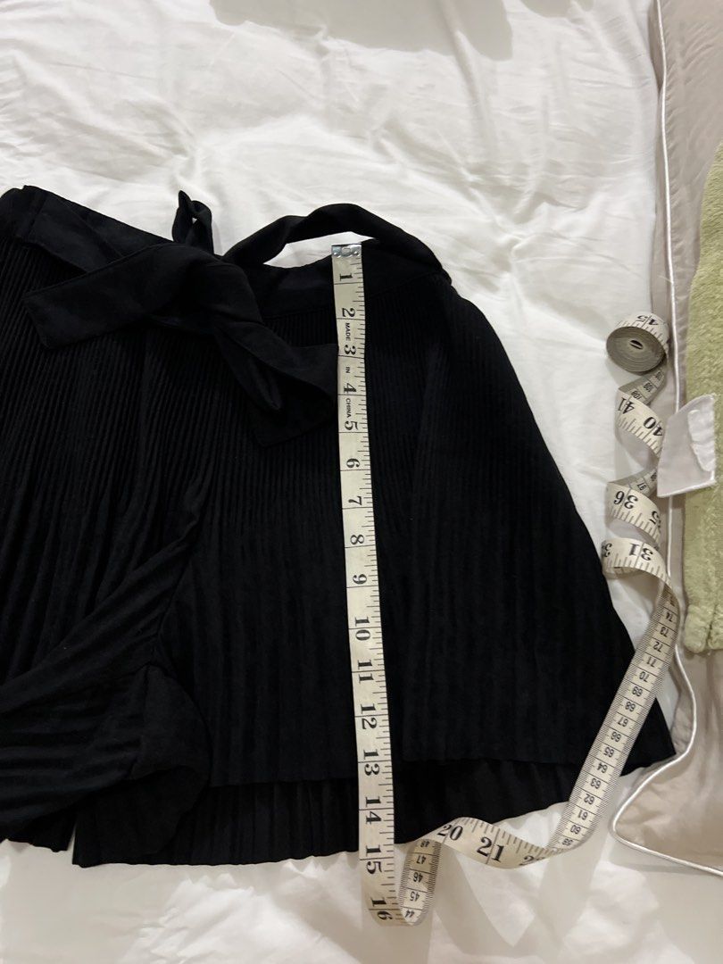 Zara Black Pleated Shorts with Tie (Category: Shorts) located in Bulacan. Submitted by __randomthings (Listing ID 1422603788, Image 2). Description: - Black pleated shorts - Wide leg design - Tie detail - Lightweight material - Elasticated waist - Approximately 15 inches in length.