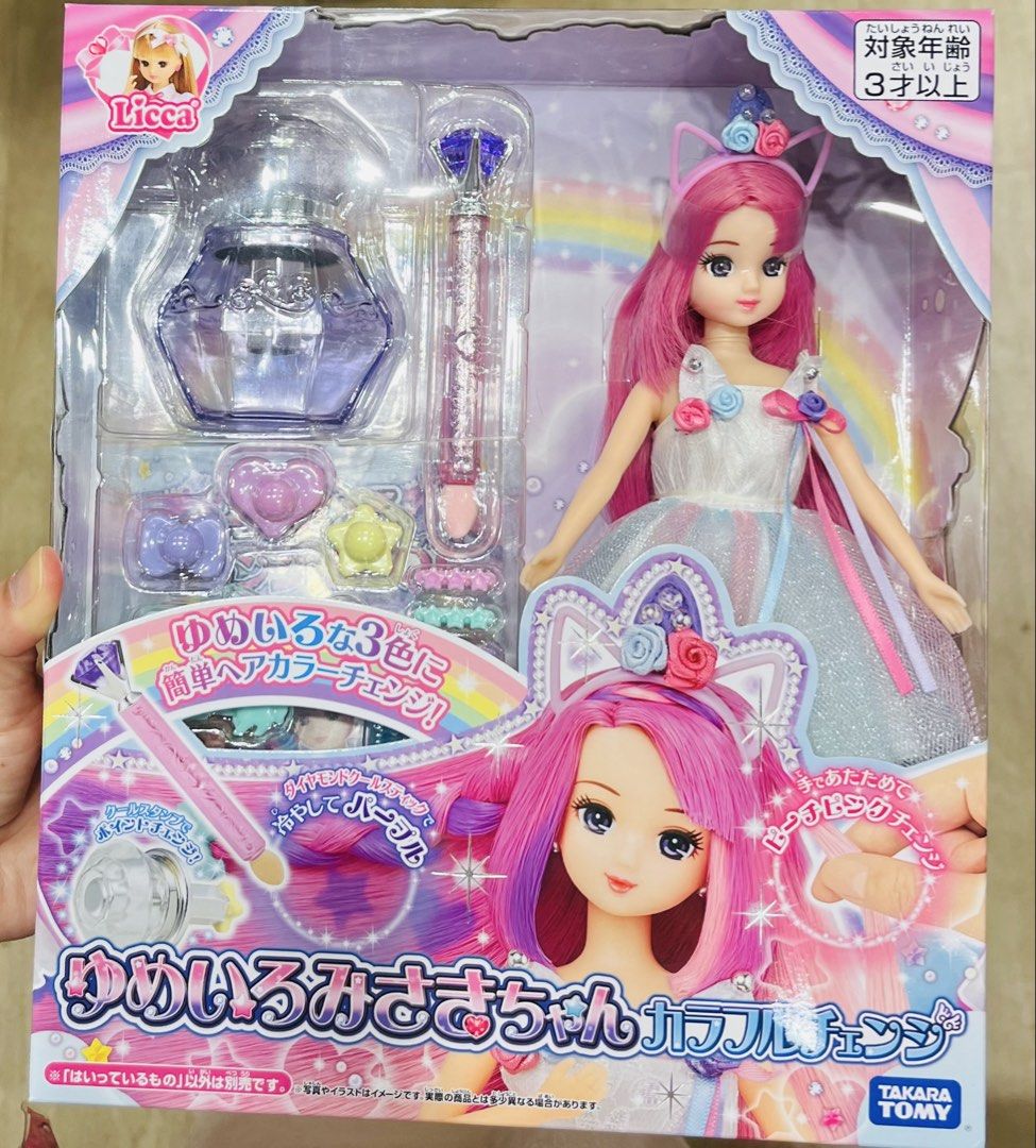 現貨🎀日本🇯🇵正版 Licca公仔 🦄美髮造型娃娃套裝 獨角獸頭飾 時尚服飾 連身裙套裝 微景玩具 娃娃服飾 娃娃衫 換衫公仔 角色扮演 兒童玩具 生日禮物 聖誕節禮物 新年禮物 收藏珍藏 TAKARA TOMY FASHION HAIR STYLISH GIRL DRESS UP FIGURE DOLL TOY BIRTHDAY CHRISTMAS GIFT BOX SET Licca Yumekawa Misaki-chan Colorful Change Doll （分類：兒童玩具）位於 Hong Kong。 由 swroom 提交（商品編號 1422762661，圖片 1）。簡介： 🚚 🎁 只限郵寄運送 🎁 ▫️▫️商品詳情▫️▫️ 💖 $460套 , 全新未開封 ❣️ 節日銷情迅速請早訂購售完即止❣️ 🛍更多最新禮品玩具 follow us ： carousell.com/swroom ▫️▫️購買付款詳情 ▫️▫️ 📥 請 INBOX PM下單購買須提供以