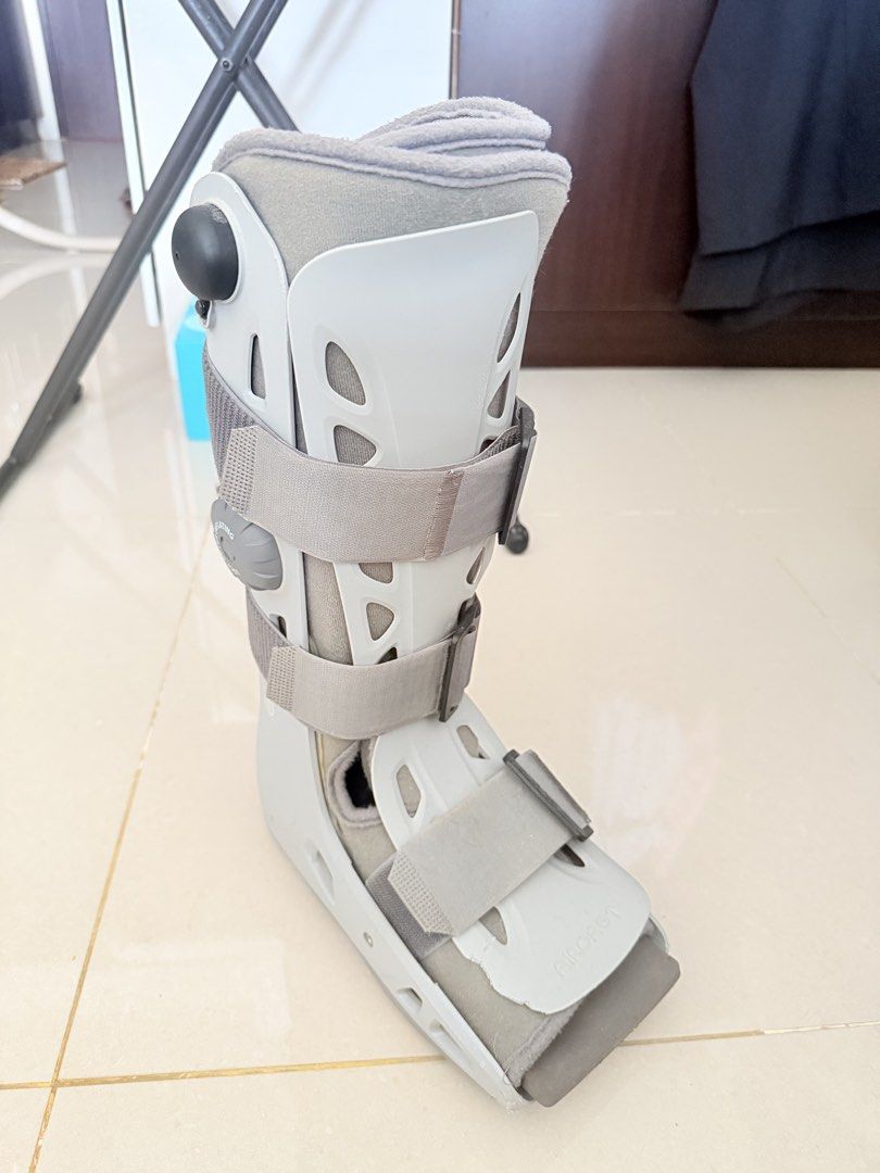 Aircast AirSelect Walker Brace (Category: Braces, Support & Protection) located in Manila. Submitted by byjeysi (Listing ID 1422721135, Image 2). Description: Left Aircast Well used Long stocked Medium Size fits 7-10 (Men), 8-11 (Women).