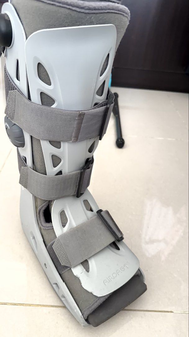 Aircast AirSelect Walker Brace (Category: Braces, Support & Protection) located in Manila. Submitted by byjeysi (Listing ID 1422721135, Image 1). Description: Left Aircast Well used Long stocked Medium Size fits 7-10 (Men), 8-11 (Women).