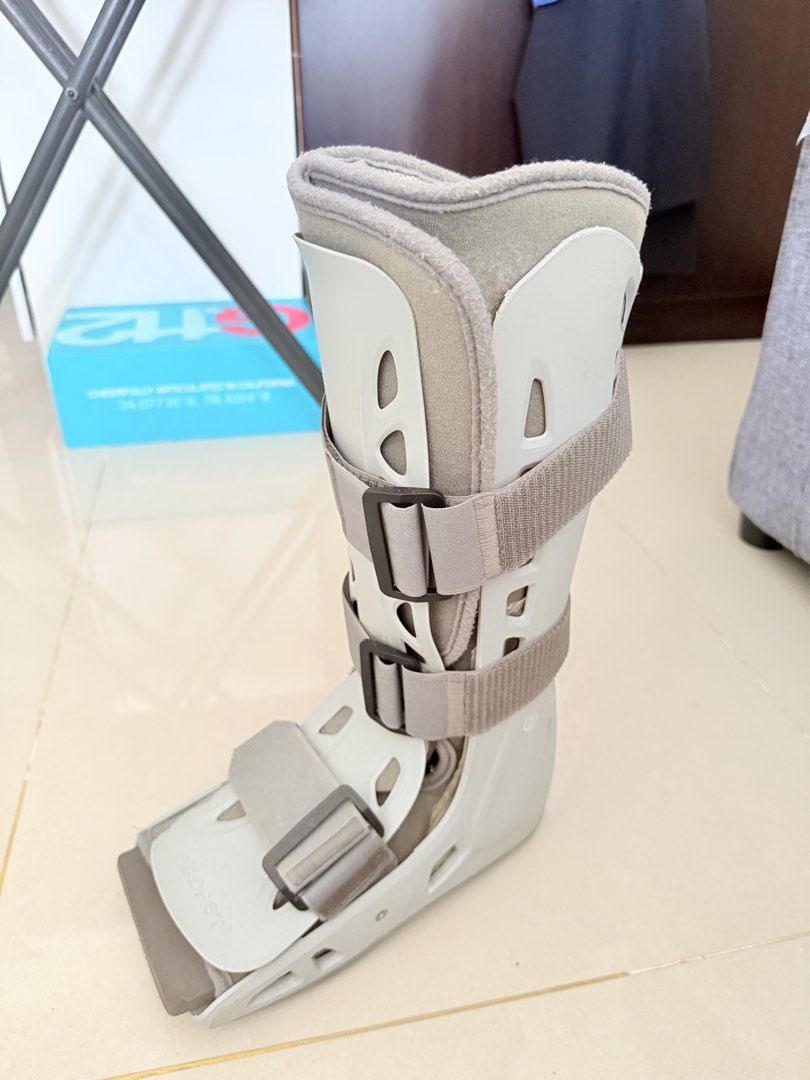 Aircast AirSelect Walker Brace (Category: Braces, Support & Protection) located in Manila. Submitted by byjeysi (Listing ID 1422721135, Image 3). Description: Left Aircast Well used Long stocked Medium Size fits 7-10 (Men), 8-11 (Women).