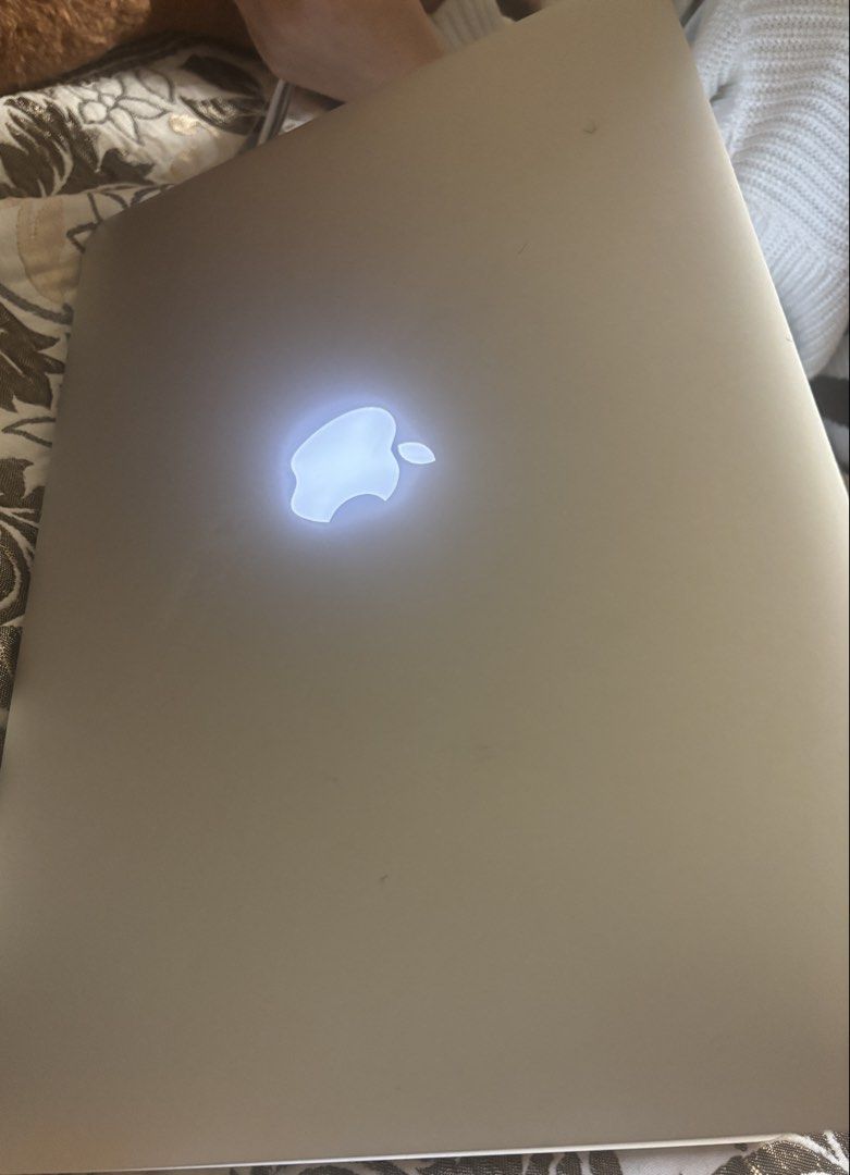 Apple MacBook Pro （分類：手提電腦）位於 Hong Kong。 由 tintong9 提交（商品編號 1422856476，圖片 2）。簡介： Apple MacBook Pro laptop. The laptop is silver and has a backlit keyboard. The screen displays a YouTube video. The laptop is open, showing the keyboard and trackpad. The Apple logo is visible on the back of the laptop.。