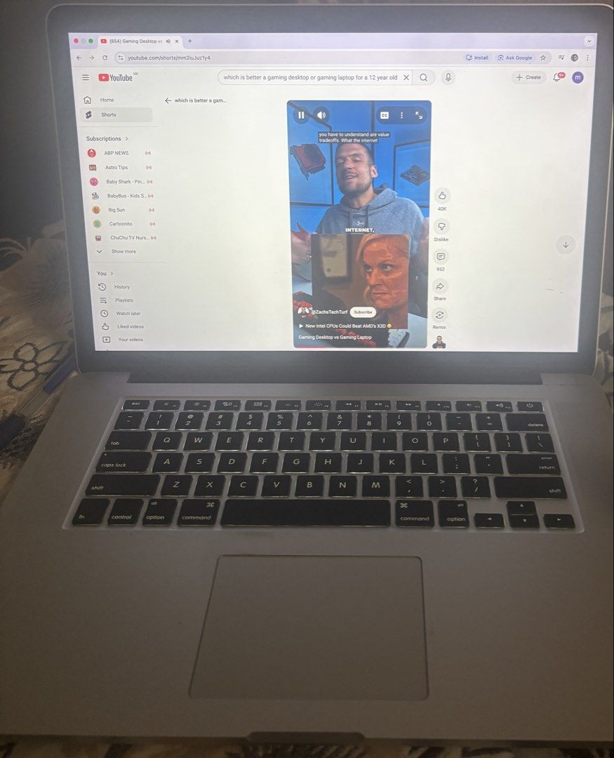 Apple MacBook Pro （分類：手提電腦）位於 Hong Kong。 由 tintong9 提交（商品編號 1422856476，圖片 1）。簡介： Apple MacBook Pro laptop. The laptop is silver and has a backlit keyboard. The screen displays a YouTube video. The laptop is open, showing the keyboard and trackpad. The Apple logo is visible on the back of the laptop.。