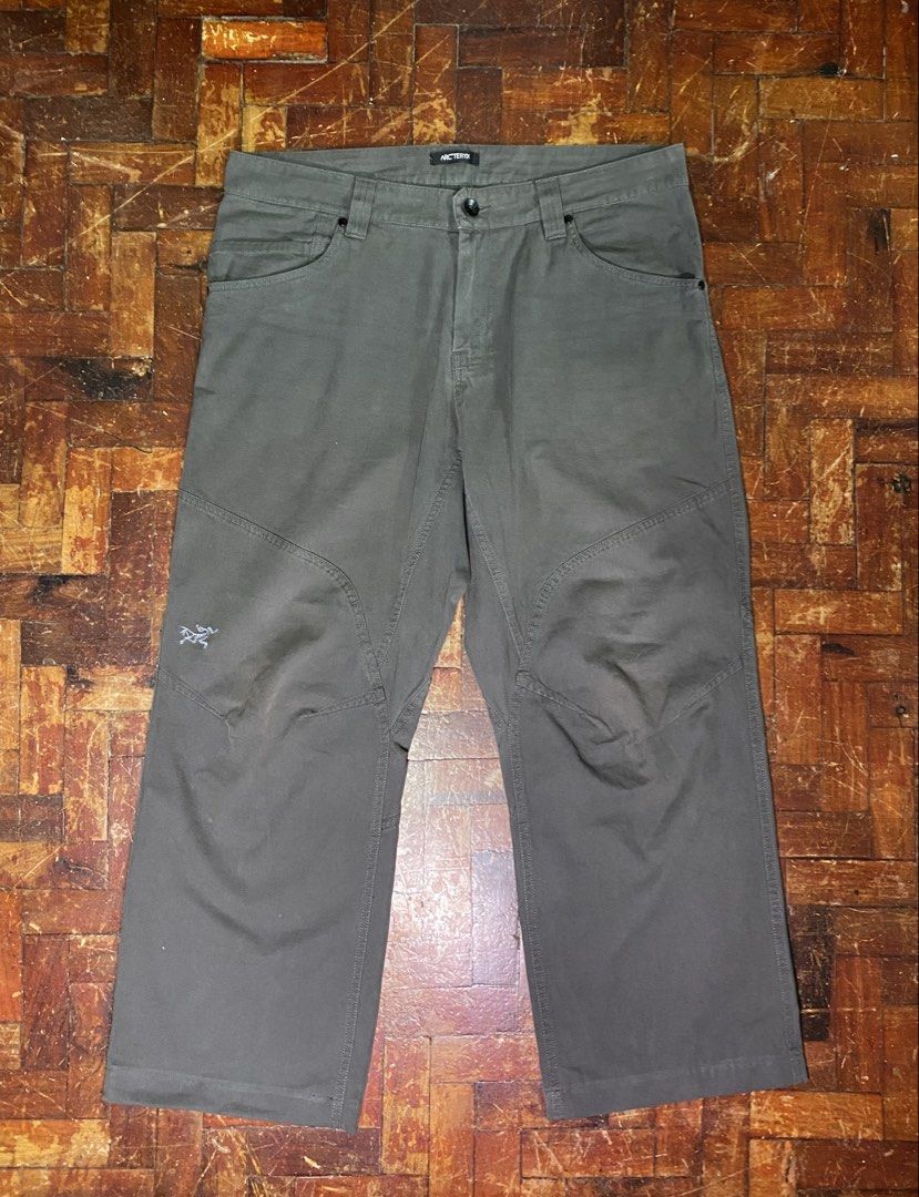 Arc'teryx Mens Cronin Pants (Category: Jeans) located in Quezon City. Submitted by kxtvalino (Listing ID 1422879972, Image 1). Description: - Arc'teryx men's pants - Color: Grey-green - Waist Size: 36 - 18 x 38.5 (in inches) .