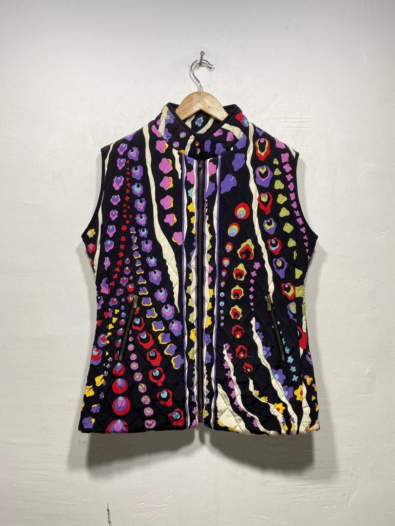 Authentic Averardo Bessi Italy Diamond Line Vest for Unisex, XXL dimes are 21.5 X 27 (Category: Sleeveless) located in San Fernando. Submitted by welldetailedseller (Listing ID 1422837195, Image 1). Description: •Authentic Averardo Bessi Italy Diamond Line Vest for Unisex •Like New Condition •No Issue •Color Rate 10/10 •Actual dimensions using Inches •Armpit to Armpit/Width 21.5 •Shoulder to Shoulder 17 •Legth/Haba 27 •Fitting is XXL or Women’s X