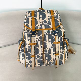 (Category: ) located in . Submitted by luxcloset.shop (Listing ID 1422892588, Image 1). Description: .