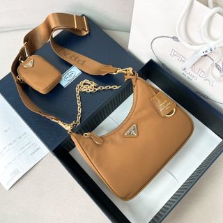 (Category: ) located in . Submitted by luxcloset.shop (Listing ID 1422900688, Image 1). Description: .