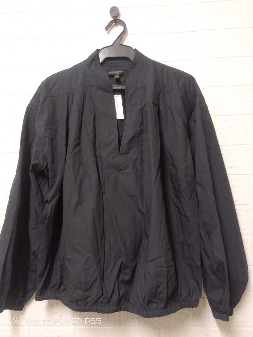 Banana Republic Black Top (Category: Sleeveless) located in Binan City. Submitted by stuffshop29 (Listing ID 1422827016, Image 1). Description: - Banana Republic black top - V-neck design - Long sleeves - Gathered waist - Brand new with tags - Brand label visible - size Fits L-XL .