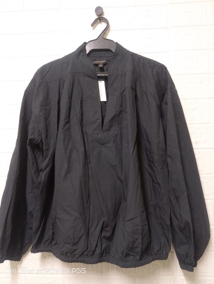 Banana Republic Black Top (Category: Sleeveless) located in Binan City. Submitted by stuffshop29 (Listing ID 1422827016, Image 3). Description: - Banana Republic black top - V-neck design - Long sleeves - Gathered waist - Brand new with tags - Brand label visible - size Fits L-XL .