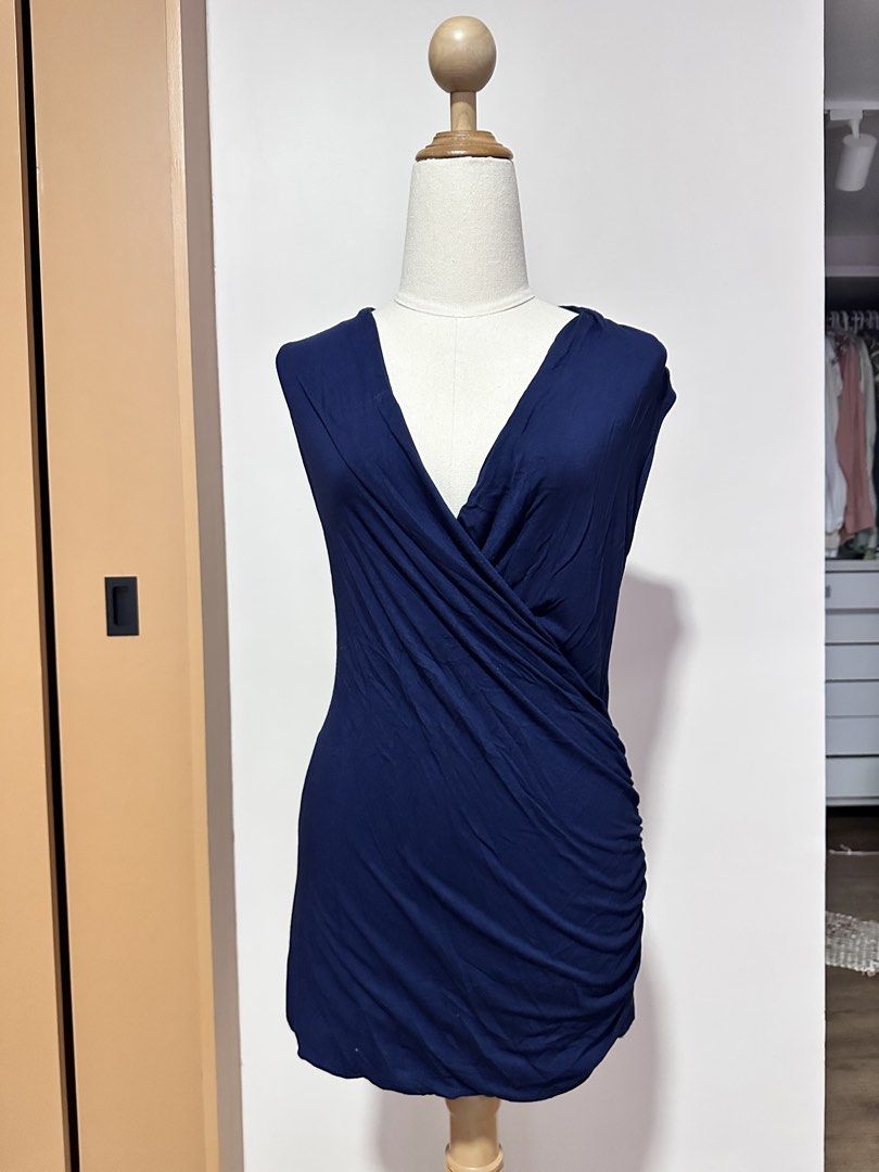 Bianco Nygaard Navy Wrap Top XS (Category: Blouses) located in Tabuk. Submitted by classicseconds (Listing ID 1422767703, Image 1). Description: .