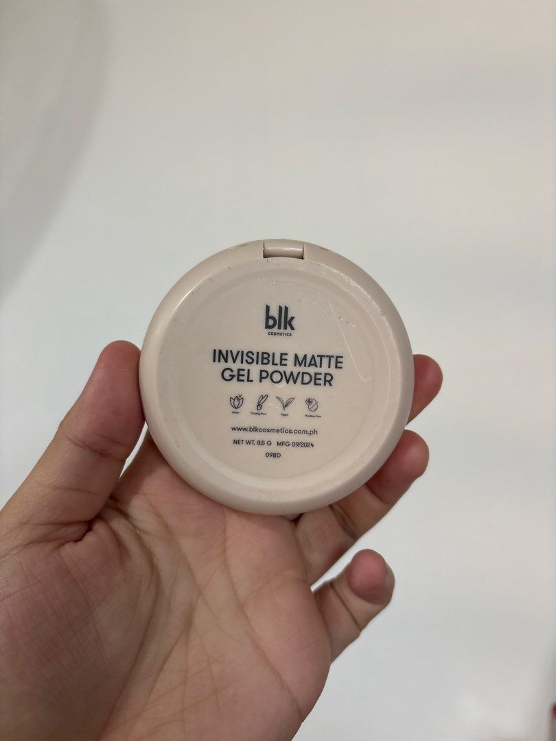 blk Cosmetics Invisible Matte Gel Powder (Category: Makeup) located in Cavite. Submitted by declutterawi (Listing ID 1422799383, Image 2). Description: - blk Cosmetics Invisible Matte Gel Powder - Light beige color - 8.5g net weight - Includes mirror and powder puff - Vegan and cruelty-free - Achieve a matte finish.