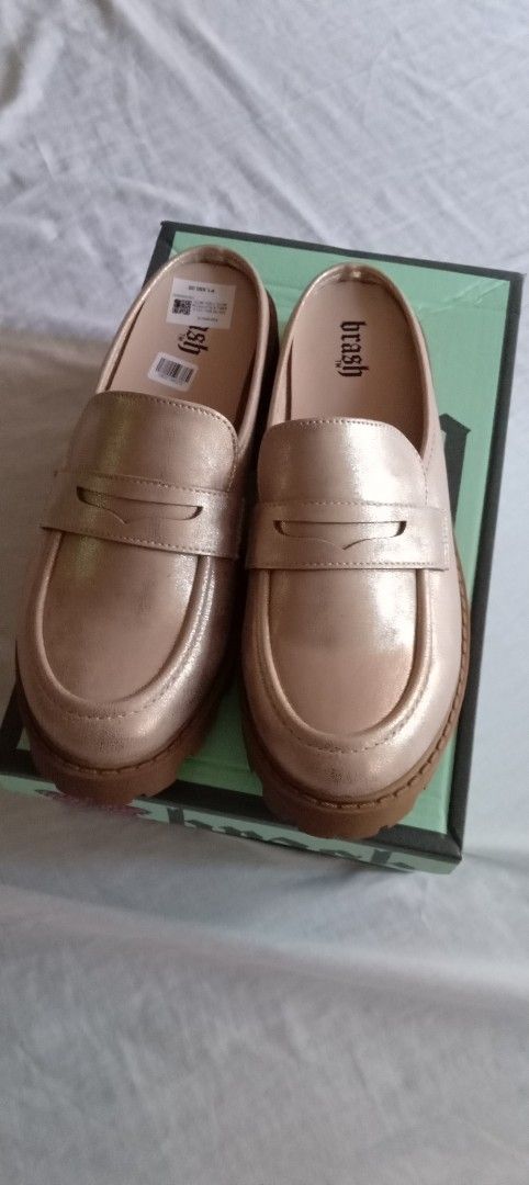 Brash Platform Mule (Category: Loafers) located in San Fernando. Submitted by rizdgr (Listing ID 1422776320, Image 2). Description: Stylish Brash platform loafers. Features a slip-on design with a chunky sole. Comes with the original box. Perfect for adding a touch of style to any outfit. Light Gold Color Size 7 Pm me ship fee c/o buyer Last price posted Note: Pls read before asking questions.