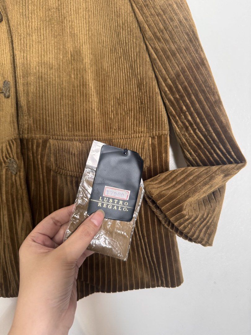 Brown Corduroy Velvet Blazer (Category: Coats, Jackets and Outerwear) located in Mexico. Submitted by studioleraph (Listing ID 1422766909, Image 3). Description: F22-01 Brown Corduroy Velvet Blazer Condition: Pre-loved; Please manage expectations ✨ Size: M-L Price: 450 💰 Payment first 🛒 Shipping not included, PM for details 🙅🏻‍♀️ No Joy Reservers or Scammers 🙆🏻‍♀️ You deserve this piece 🩷 Only one item #preloved #tops #bodysuit #available 