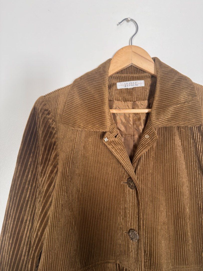 Brown Corduroy Velvet Blazer (Category: Coats, Jackets and Outerwear) located in Mexico. Submitted by studioleraph (Listing ID 1422766909, Image 2). Description: F22-01 Brown Corduroy Velvet Blazer Condition: Pre-loved; Please manage expectations ✨ Size: M-L Price: 450 💰 Payment first 🛒 Shipping not included, PM for details 🙅🏻‍♀️ No Joy Reservers or Scammers 🙆🏻‍♀️ You deserve this piece 🩷 Only one item #preloved #tops #bodysuit #available 
