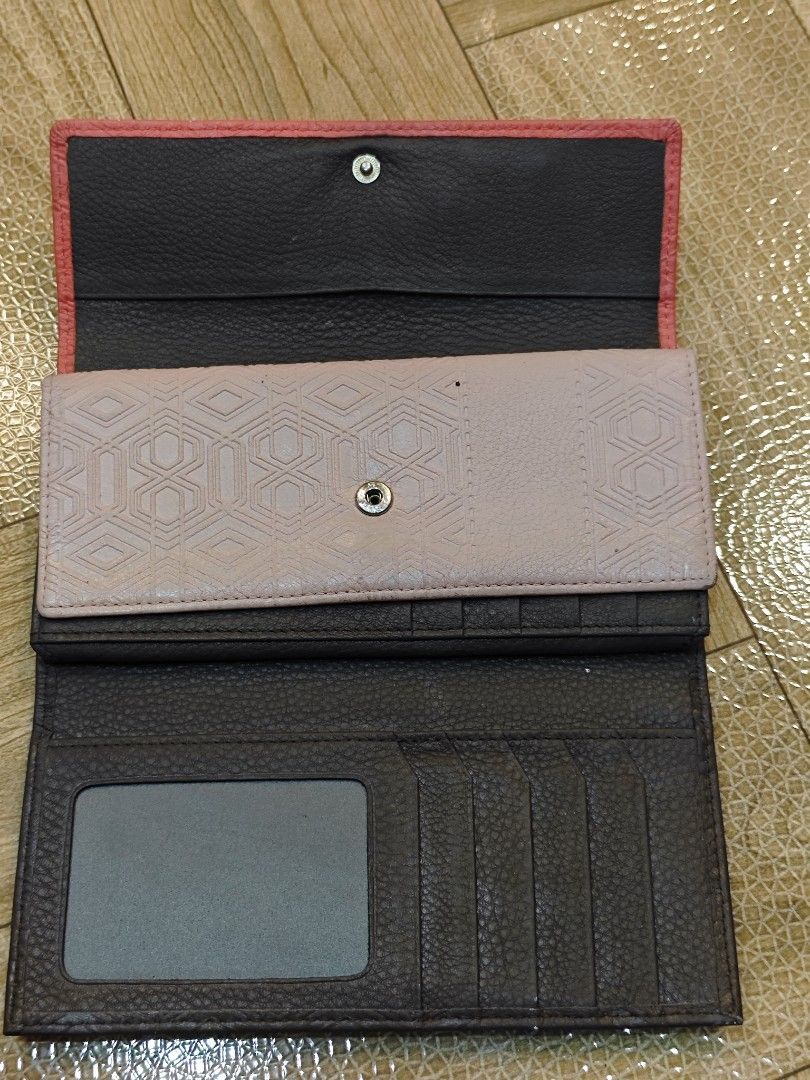 Bruno Magli Leather Wallet (Category: Luxury Bags & Wallets) located in San Miguel. Submitted by mharly0221 (Listing ID 1422898653, Image 2). Description: - Bruno Magli bi-fold wallet - Multiple card slots - Clear ID window - Zippered compartment - Patterned interior lining - Textured leather exterior - Snap closure - Color combination: Red, black, and gray.