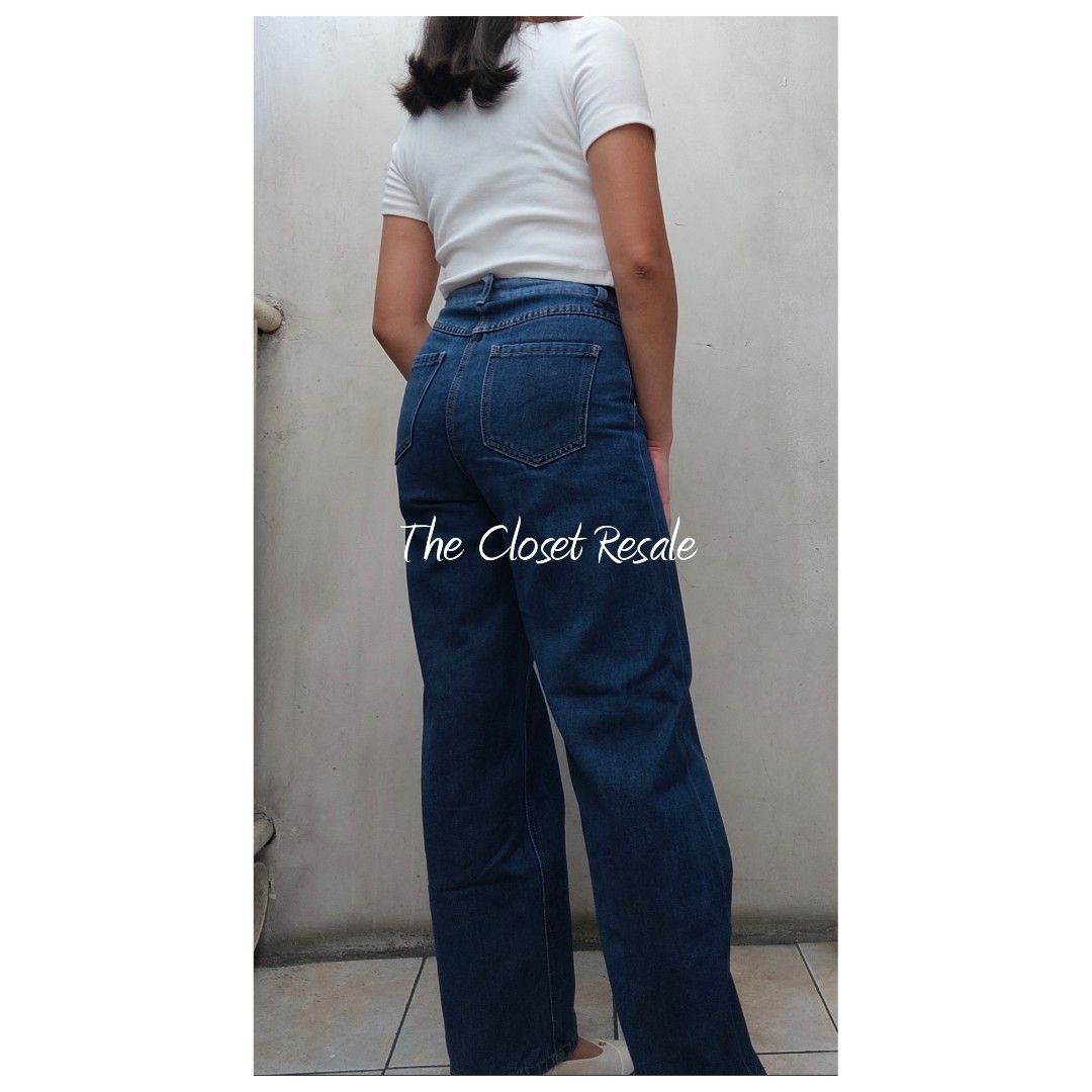 Dark Wash Wide Leg Jeans (Category: Jeans) located in San Pedro. Submitted by dewdeeofficial (Listing ID 1422790646, Image 3). Description: - Dark wash wide leg jeans - High waist design - Waist: 26 inches - Length: 97 cm - Thigh: 58 cm - Front Crotch: 29 cm - Classic five-pocket design - Perfect for a casual look.