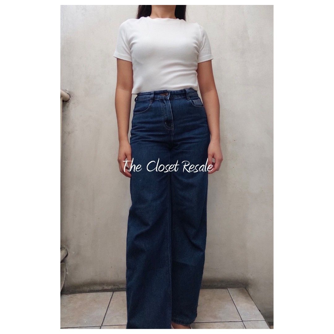 Dark Wash Wide Leg Jeans (Category: Jeans) located in San Pedro. Submitted by dewdeeofficial (Listing ID 1422790646, Image 2). Description: - Dark wash wide leg jeans - High waist design - Waist: 26 inches - Length: 97 cm - Thigh: 58 cm - Front Crotch: 29 cm - Classic five-pocket design - Perfect for a casual look.