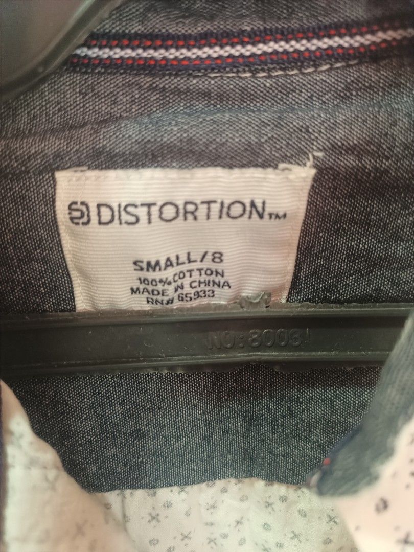 Distortion Short Sleeve Shirt - Small/8 (Category: Baby Monitors) located in San Jose. Submitted by caseyc88 (Listing ID 1422723057, Image 2). Description: - White short sleeve shirt - Repeating pattern - Button-down front (complete) - Collared neckline - Dark blue lining on collar and sleeves - 100% cotton - Size: Small/8.