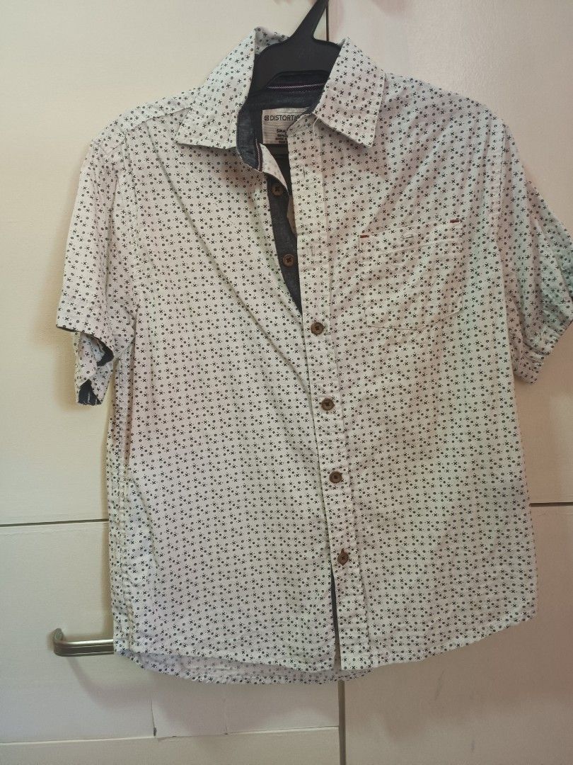 Distortion Short Sleeve Shirt - Small/8 (Category: Baby Monitors) located in San Jose. Submitted by caseyc88 (Listing ID 1422723057, Image 1). Description: - White short sleeve shirt - Repeating pattern - Button-down front (complete) - Collared neckline - Dark blue lining on collar and sleeves - 100% cotton - Size: Small/8.