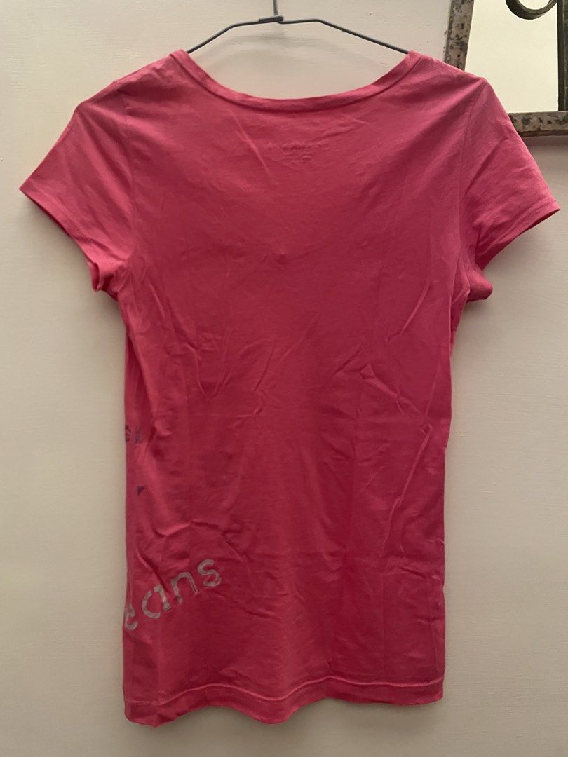 由 meowmargiela12 (刊登 ID 1422873902，圖片 2) 提交，位於 台北市 (Taipei) 的 DKNY T恤 (類別：Ｔ恤)，說明：Y2K風。