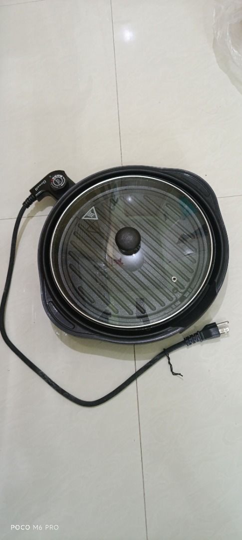 Dowell Electric Grill with Glass Lid (Category: Cookware & Accessories) located in Cainta. Submitted by jo_wieee (Listing ID 1422766446, Image 1). Description: - Dowell electric grill - Glass lid - Temperature control dial - Detachable power cord - Ridged grill surface - Easy-lift handle - Black color RFS: Moving out.