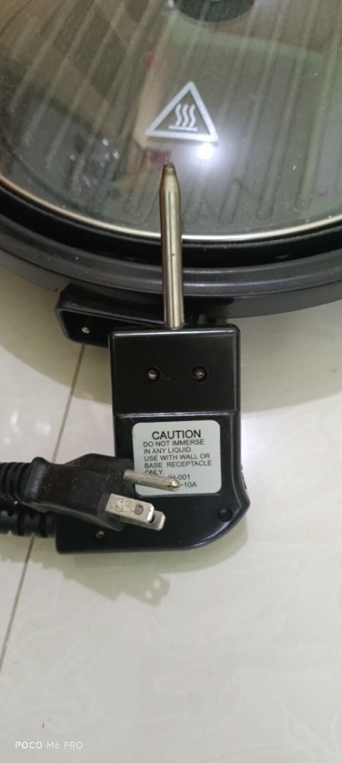 Dowell Electric Grill with Glass Lid (Category: Cookware & Accessories) located in Cainta. Submitted by jo_wieee (Listing ID 1422766446, Image 3). Description: - Dowell electric grill - Glass lid - Temperature control dial - Detachable power cord - Ridged grill surface - Easy-lift handle - Black color RFS: Moving out.