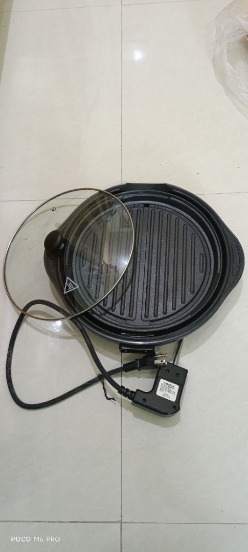 Dowell Electric Grill with Glass Lid (Category: Cookware & Accessories) located in Cainta. Submitted by jo_wieee (Listing ID 1422766446, Image 2). Description: - Dowell electric grill - Glass lid - Temperature control dial - Detachable power cord - Ridged grill surface - Easy-lift handle - Black color RFS: Moving out.