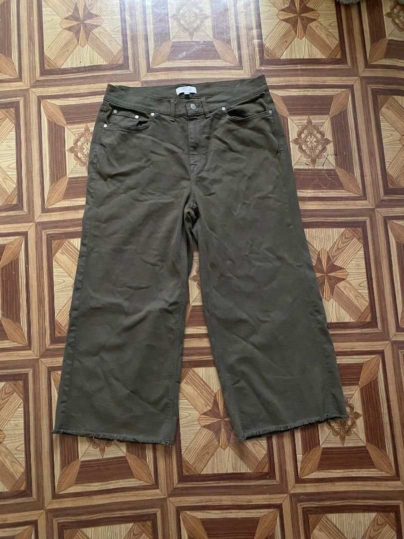 Encore by Irina Henzel Olive Green Culottes (Category: Other Bottoms) located in Manila. Submitted by amari3270 (Listing ID 1422752339, Image 1). Description: - Encore by Irina Henzel culottes - Olive green - Size 16P - Button and zipper closure - Two front pockets - Wide leg design - Raw hem.