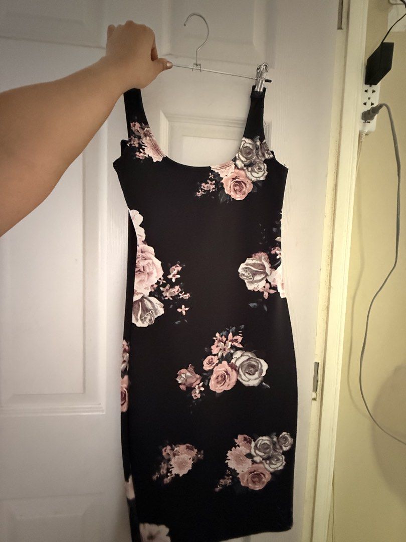 Floral Bodycon Dress (Category: Dresses) located in Muntinlupa City. Submitted by sushicakeco (Listing ID 1422784316, Image 3). Description: - Black bodycon dress - Floral print with pink and white roses - Scoop neckline - Tank straps - Knee-length - Fitted silhouette - Perfect for special occasions or a night out.