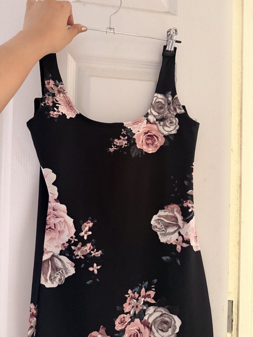 Floral Bodycon Dress (Category: Dresses) located in Muntinlupa City. Submitted by sushicakeco (Listing ID 1422784316, Image 2). Description: - Black bodycon dress - Floral print with pink and white roses - Scoop neckline - Tank straps - Knee-length - Fitted silhouette - Perfect for special occasions or a night out.