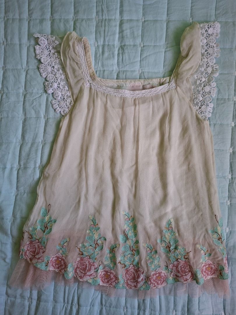 Floral Embroidered Blouse (Cream & Pink) (Category: Blouses) located in San Jose. Submitted by imryurs (Listing ID 1422778737, Image 2). Description: Disclaimer: Actual color may vary due to lighting or your screen. Bust: 45 CM Waist: 46 CM Length: 62 CM Flaws & Condition: Thrifted (online) but haven’t use it RFS: Decluttering MOP: Gcash MOD: Direct J&T/ LBC Starting price of shipping fee for J&T Express is 85 PHP. Location: North/Central Luzon .