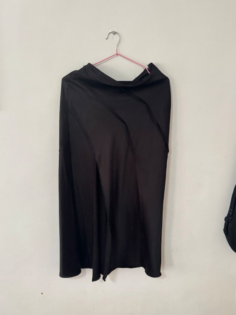 Forever 21 Black Satin Skirt (Category: Skirts) located in Mandaluyong City. Submitted by sweetangel.21 (Listing ID 1422759169, Image 1). Description: - Forever 21 black dress - Size: M - Material: Smooth, possibly satin-like - Design: Unique seamed details.