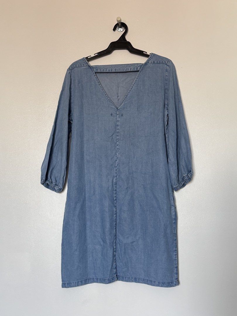 Gap chambray dress (Category: Dresses) located in Makati City. Submitted by pattystuff (Listing ID 1422764176, Image 2). Description: - Gap light wash chambray dress - V-cut back detail - With pockets - M on tag but fits up to L - Needs washing - Pre-loved, please manage expectations.