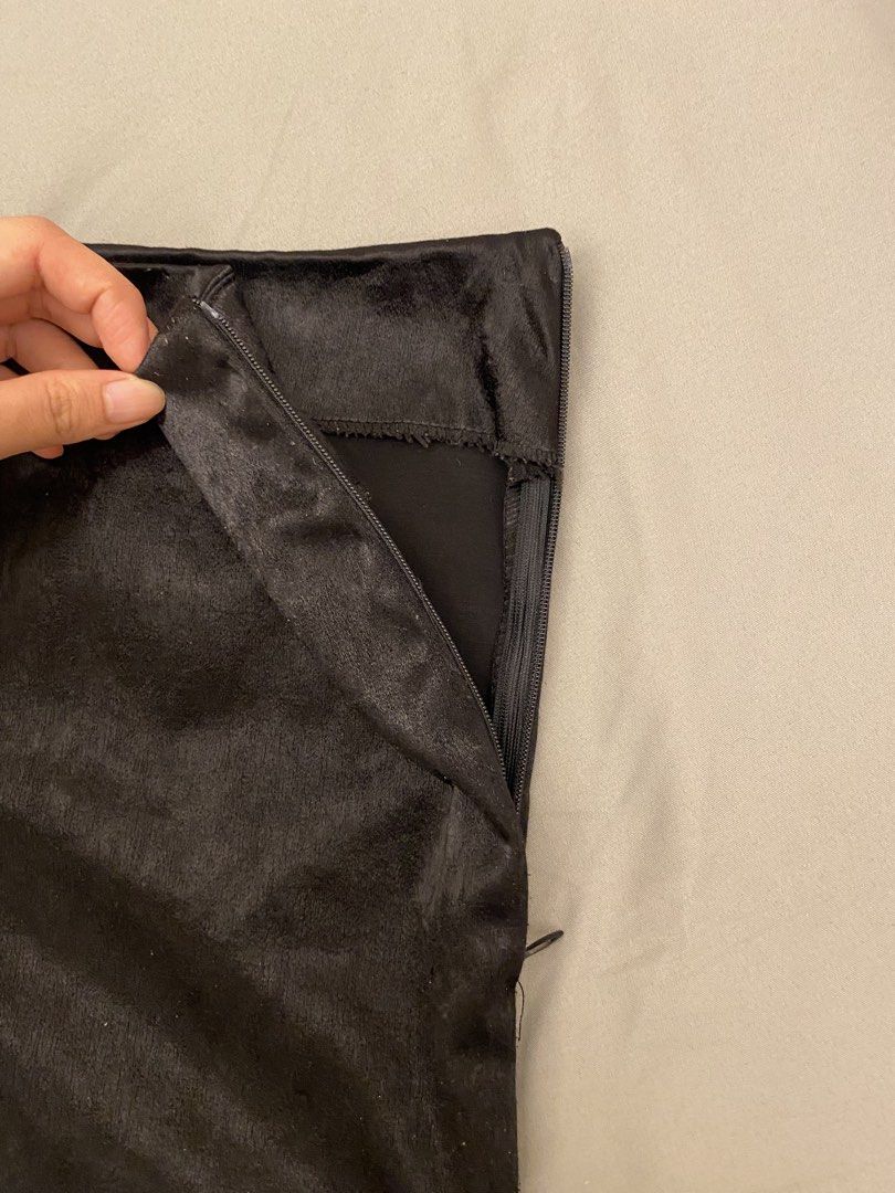 GTW Party Black Shorts - Size M (Category: Shorts) located in Mandaluyong City. Submitted by weakassbitch (Listing ID 1422816995, Image 3). Description: - 9/10 - used once only - Size: M - Features a side zipper - Smooth, possibly suede-like texture .