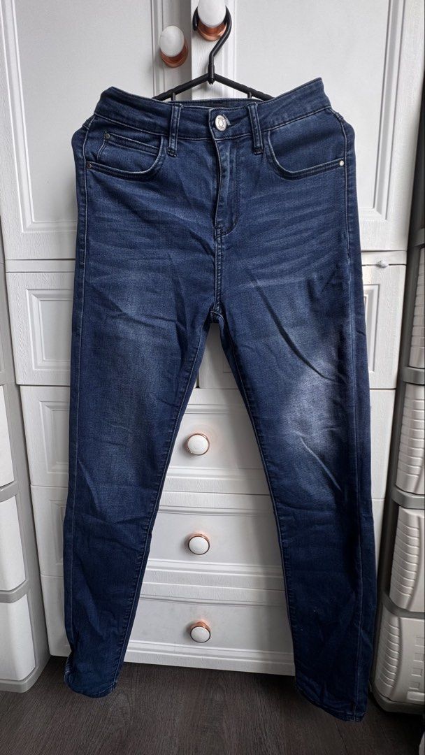 Guess Super Skinny Jeans (Category: Jeans) located in Pasig City. Submitted by cyebem (Listing ID 1422780186, Image 2). Description: - Dark wash Guess jeans - Super skinny fit - High-waisted - Features Guess logo on back pocket - Classic five-pocket design - Zip fly and button closure.