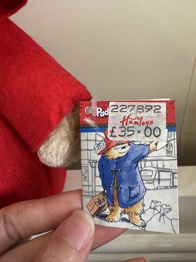 Hamleys Paddington Bear 公仔 （分類：絨毛玩具）位於 Hong Kong。 由 hurrah17 提交（商品編號 1422783827，圖片 2）。簡介： 購自英國 剛拆袋 Around 23cm 高 這款 Paddington Bear 公仔來自 Hamleys，身穿標誌性的紅色外套和藍色帽子。公仔附有吊牌，標示價格為 £35.00。。