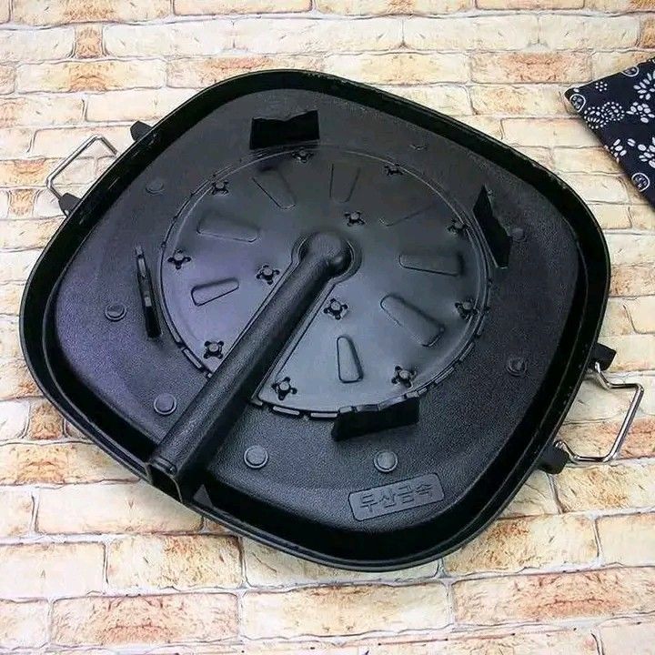 Hanaro Square Multi Roaster (Category: Other Kitchenware & Tableware) located in Manila. Submitted by micoooy (Listing ID 1422825783, Image 3). Description: - Hanaro Square Multi Roaster - Perfect for grilling - Unique design for even cooking - Non-stick surface - Easy to clean - Comes with box - Ideal for indoor and outdoor use - Versatile kitchen addition.