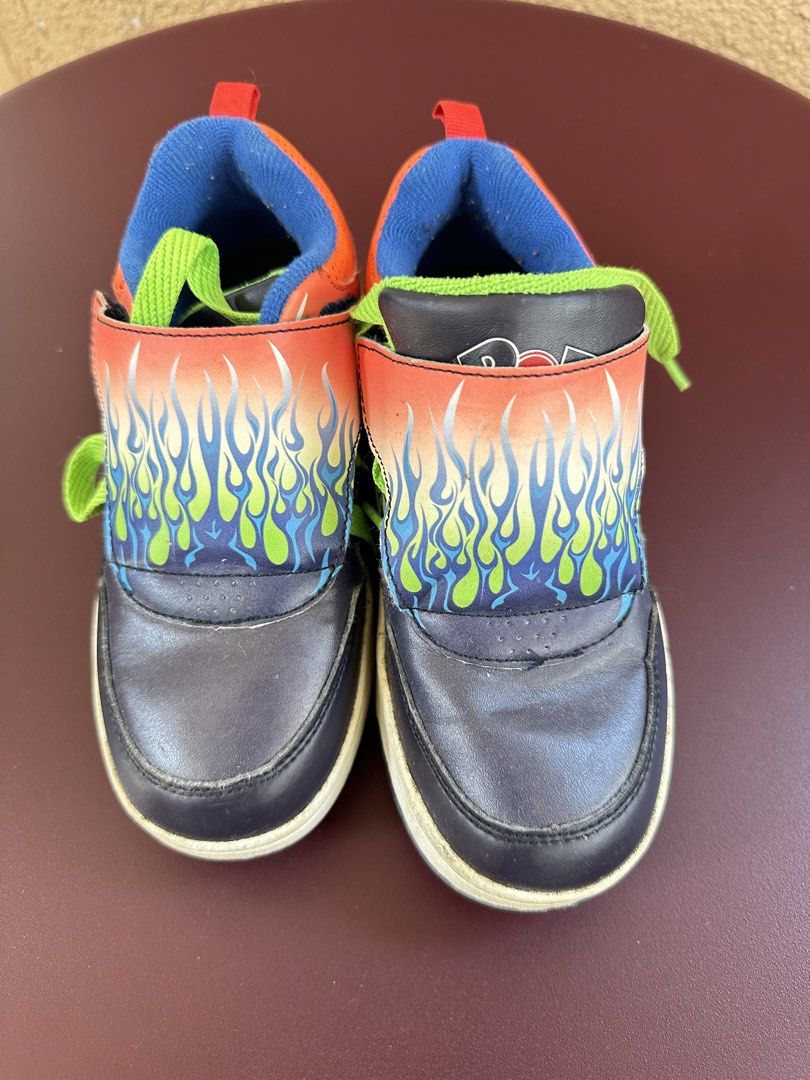 Heelys Pop Roller Shoes skate shoes (Category: Babies & Kids Fashion) located in Malolos. Submitted by daniescloset (Listing ID 1422760728, Image 1). Description: - Heelys Pop roller shoes - Flame design - Colors: Blue, orange, and green - Features wheels - Size: CM 18 - Velcro strap and laces.