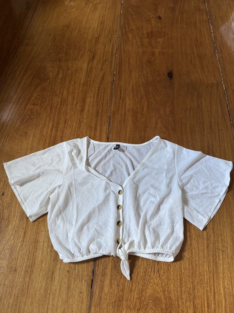 H&M Cropped White Blouse (Category: Blouses) located in Quezon City. Submitted by mp_declutters (Listing ID 1422778168, Image 1). Description: Best fits small to medium .