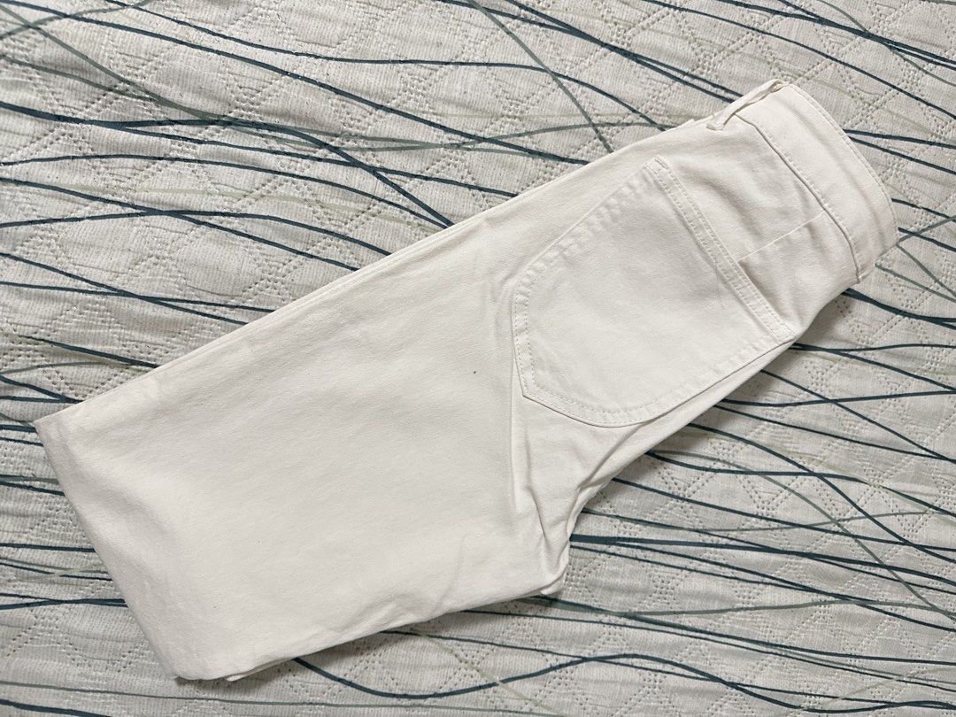 H&M White Jeans (Category: Jeans) located in Caloocan City. Submitted by ai_declutter (Listing ID 1422782497, Image 2). Description: - H&M white jeans - High-waisted Size 26-28 - Made of sturdy denim - Solid white color - Tag visible in photos.