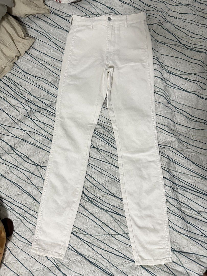 H&M White Jeans (Category: Jeans) located in Caloocan City. Submitted by ai_declutter (Listing ID 1422782497, Image 1). Description: - H&M white jeans - High-waisted Size 26-28 - Made of sturdy denim - Solid white color - Tag visible in photos.