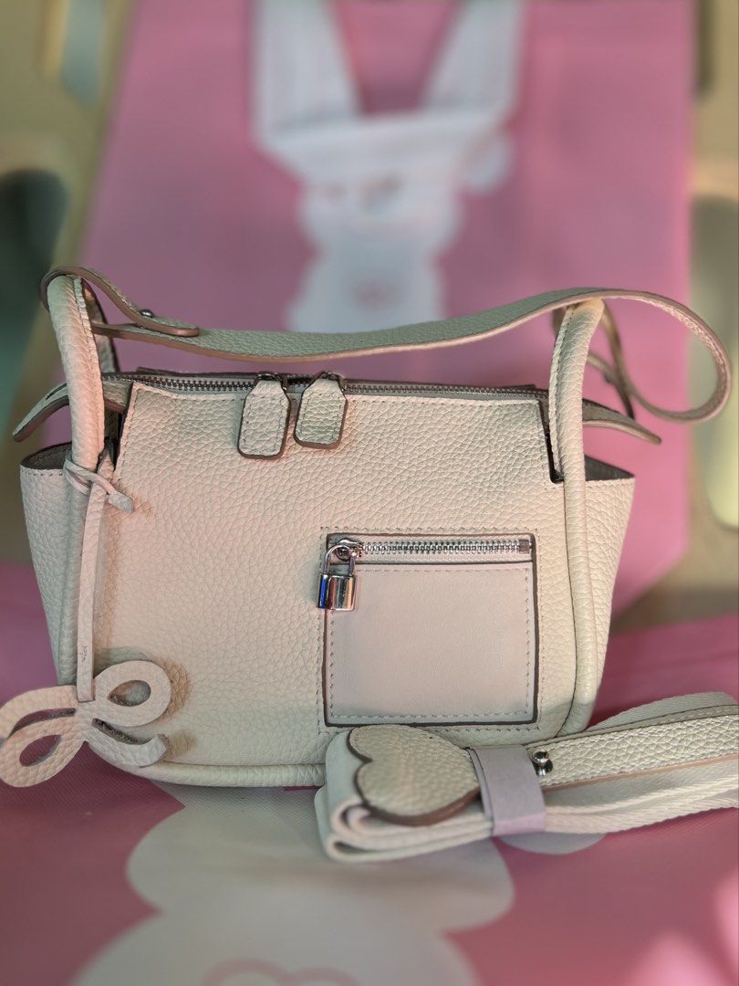 HOLB Small Momentum GL in Destiny (Category: Cross-body Bags) located in Imus. Submitted by thefluffymomma (Listing ID 1422885462, Image 1). Description: HOLB Small Momentum Genuine Leather in Destiny Never used but with issue - stains at the back of the bag Comes with long & short straps With pink eco bag No dust bag/no box 🏷️ ₱1,900 only Location: Imus, Cavite MOP: Gcash, BPI, Metrobank or Maya MOD: J&T or Lalamove (SF c/o buyer).