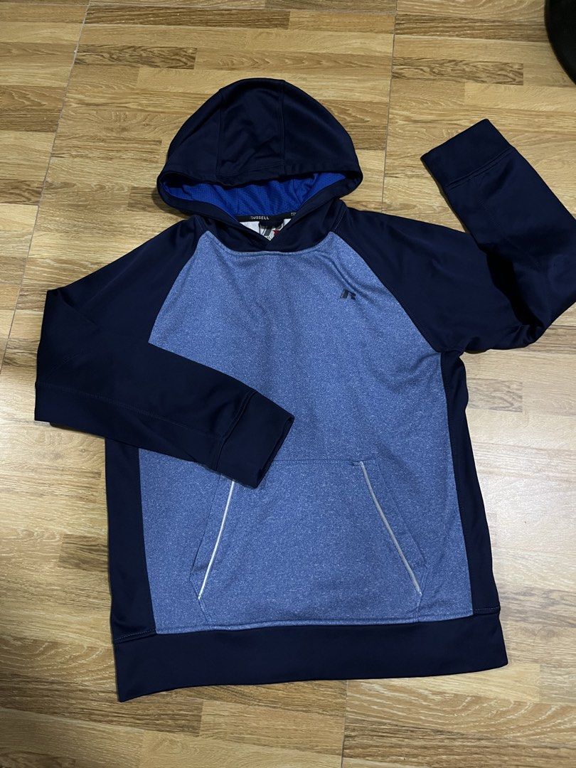 Hoodie jacket (Category: Coats, Jackets and Outerwear) located in Tabaco. Submitted by debeub (Listing ID 1422877497, Image 1). Description: Russell brand 14-16 yrs old.