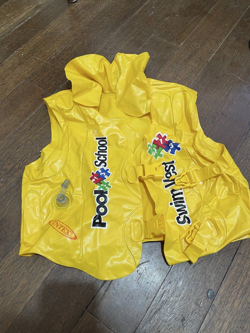 Intex Kids Swim Vest (Category: Babies & Kids Fashion) located in San Juan City. Submitted by charrrbr (Listing ID 1422768895, Image 1). Description: Preloved by my kid Intex Inflatable Swim Vest Color Yellow -with adjustable buckles and 3 air chambers, including an inflatable collar -suitable for ages 3 to 6 years old .