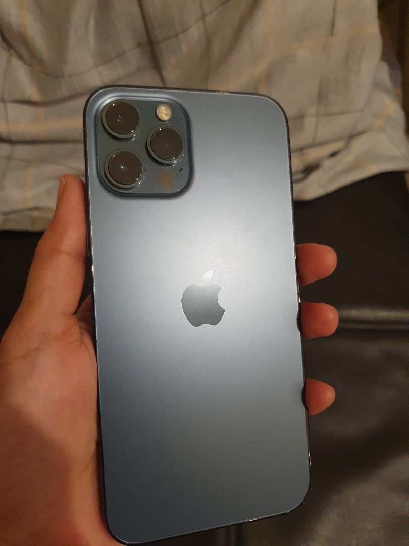 Iphone 12promax 128gb (Category: iPhone 12 Series) located in Taguig. Submitted by rdspreloved (Listing ID 1422787676, Image 2). Description: Iphone 12promax 128gb Personal use ng bf ko. No scratches, No issue at all Bagong Palit ng screenprotector Note! Bagong Palit ng Battery last week kaya 100%bh, andito pa yun Battery na 76%. but don't worry since original pinalit. Rfs: Upgrade Ps: Negotiable basta sure buyer..