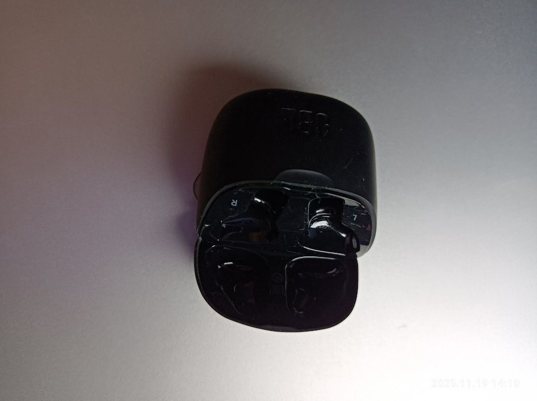 JBL TWS 220 Charging Case (Category: Earphones) located in Butuan. Submitted by reggex99 (Listing ID 1422780984, Image 2). Description: JBL TWS charging case for TWS-220 model in perfect condition, but earbuds are missing. .